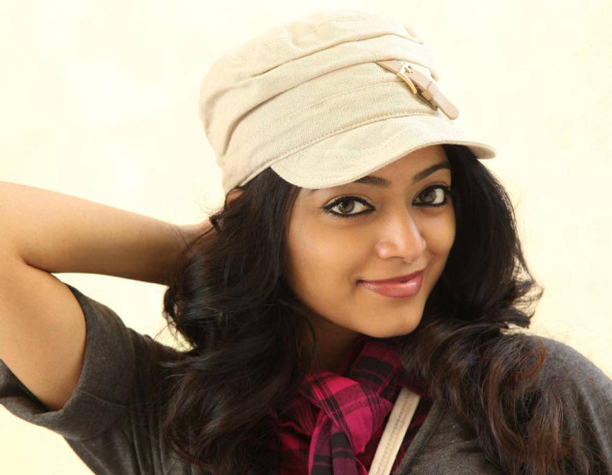 janani iyer in paagan