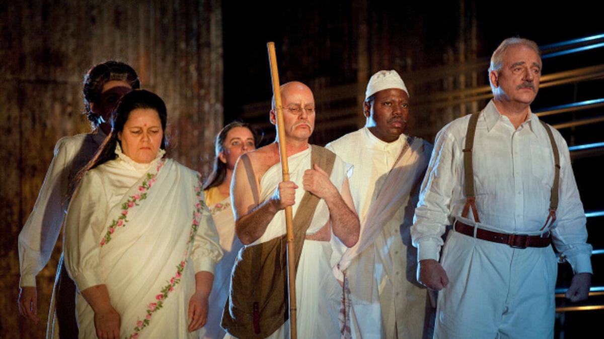 Сатьяграха филип гласс. Гласс композитор сатьяграха. Сатьяграха опера екатеринбург. Сатьяграха. Сатьяграха гласса.