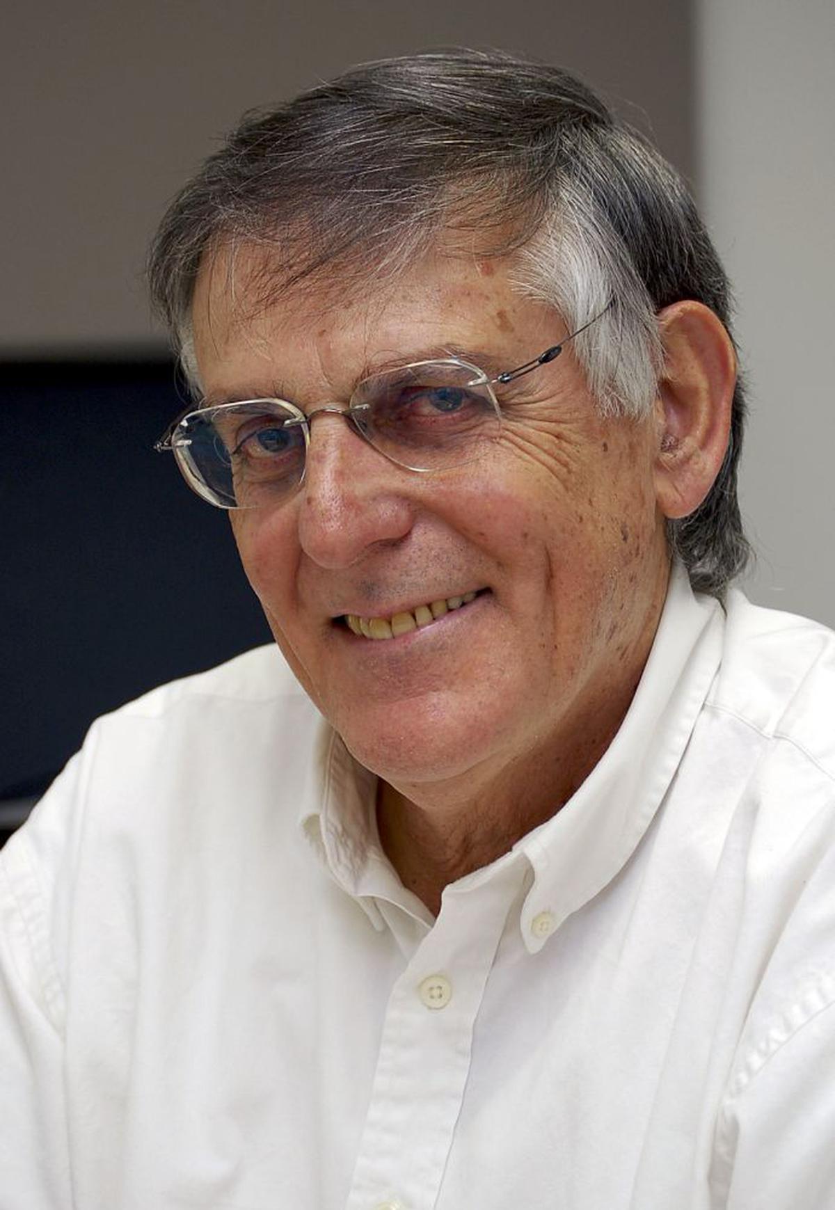 El profesor de la Universidad Estatal de Iowa, Daniel Shechtman, en Ames, Iowa.  Shechtman ganó el Premio Nobel de Química 2011 el 5 de octubre de 2011 por su descubrimiento de los cuasicristales, una estructura química similar a un mosaico que los investigadores pensaban que era imposible.