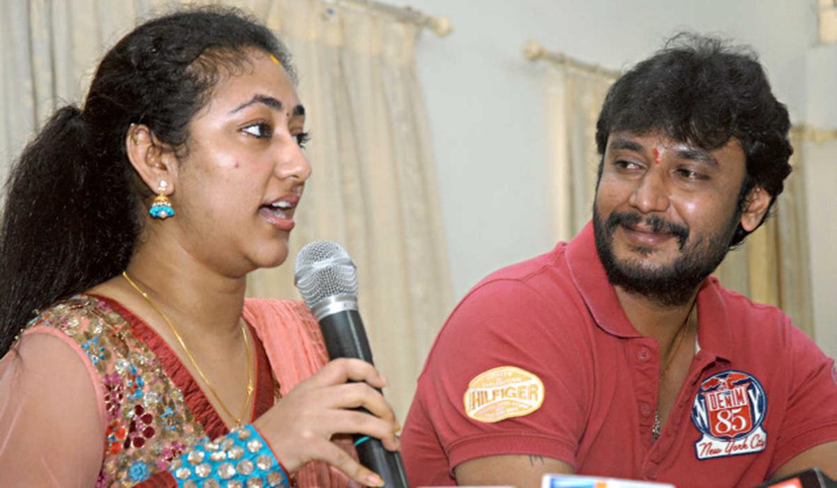 Actor Dharshan and his wife Vijaylakshmi at a press conference on October 9, 2011. 