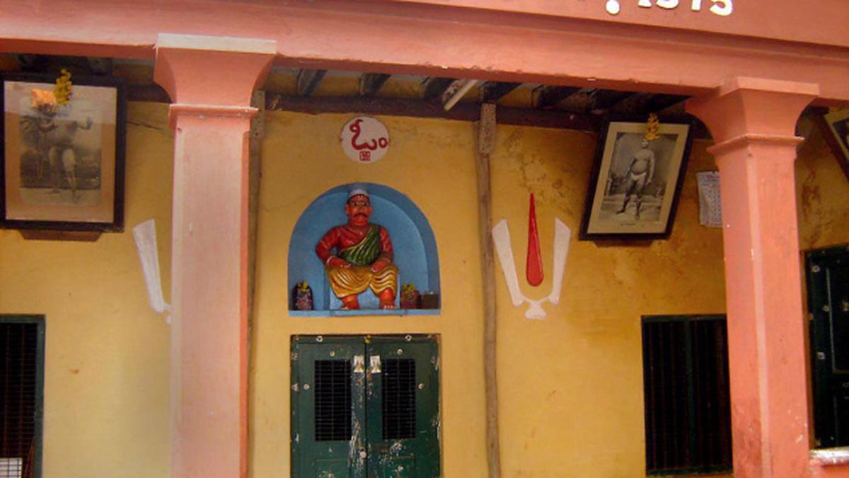 The fight goes out of kusti - The Hindu