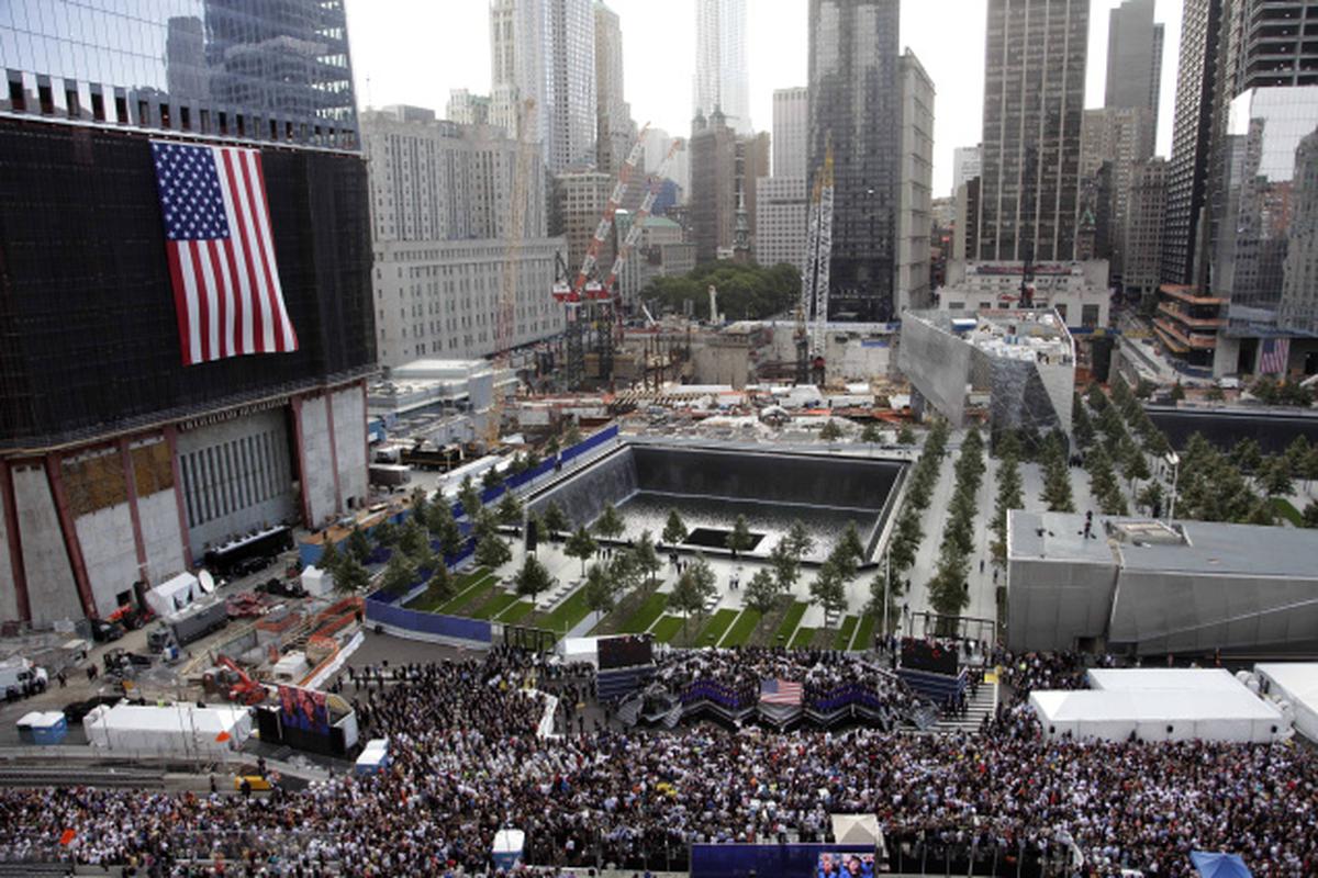 Теракт 11 сентября 2001 сколько погибло людей. Башни-Близнецы 11 сентября 2001. Башни Близнецы мемориал.