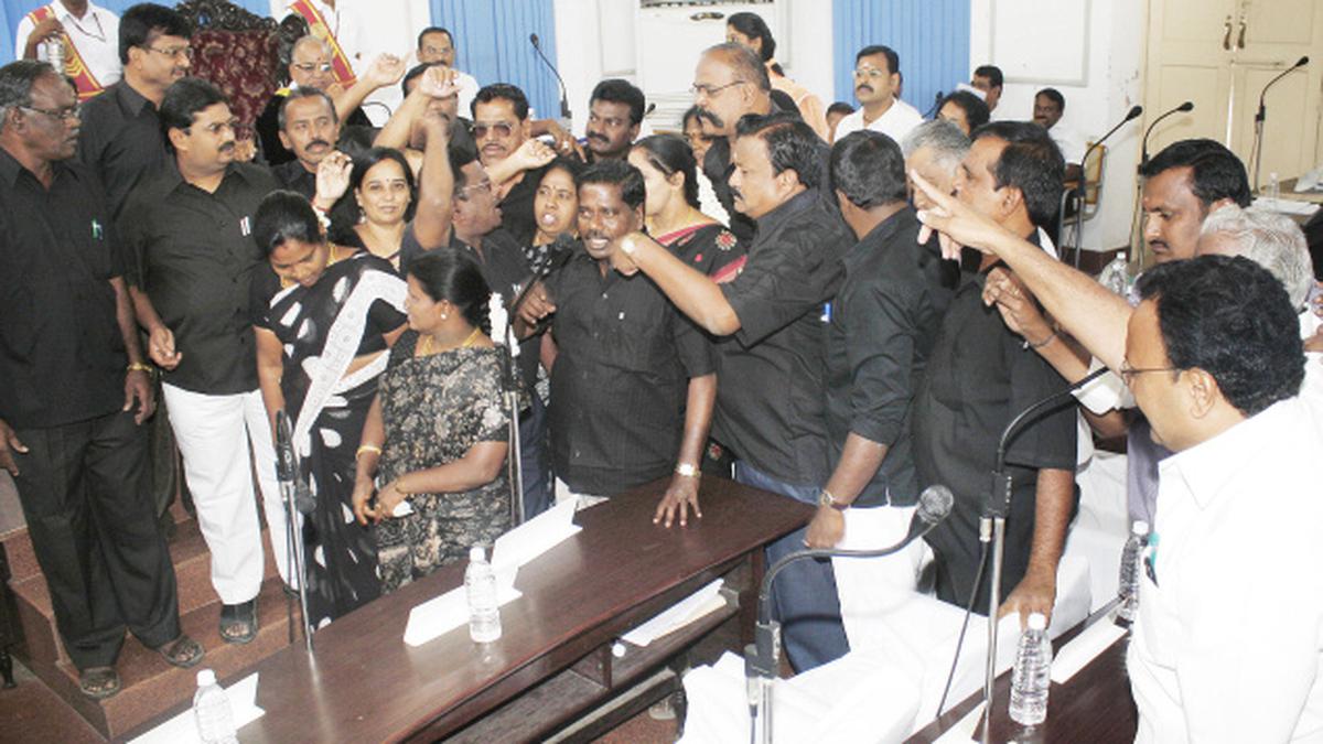 DMK councillor stages protest demanding street lights, Coimbatore News