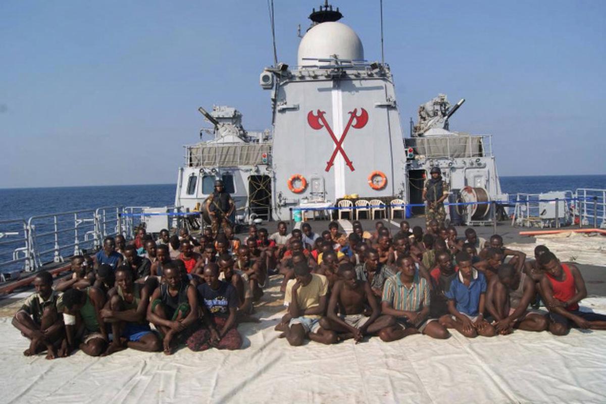 Морской нападение. Морские пираты Сомали. Пираты 21 века Сомали. Сомалийские пираты 2022. Корабль пиратов Сомали.