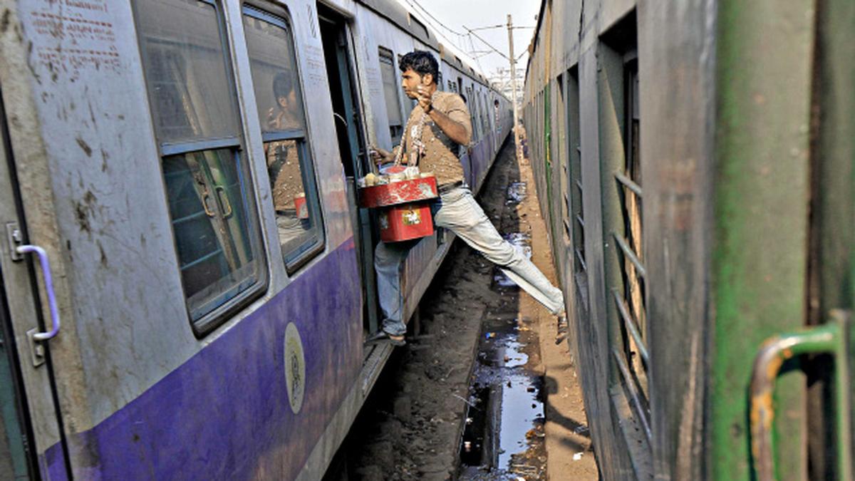 Пересадка на другой поезд. Маломобильные пассажиры на железнодорожном транспорте. Бесплатные пересадки. Бесплатная пересадка на наземный транспорт в москве по тройке. Пересадка на другой поезд.