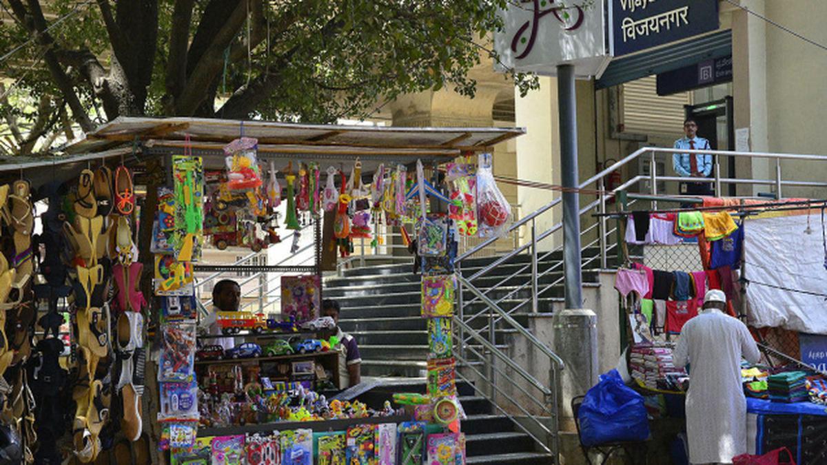 Street vendors take over Vijayanagar Metro approach - The Hindu