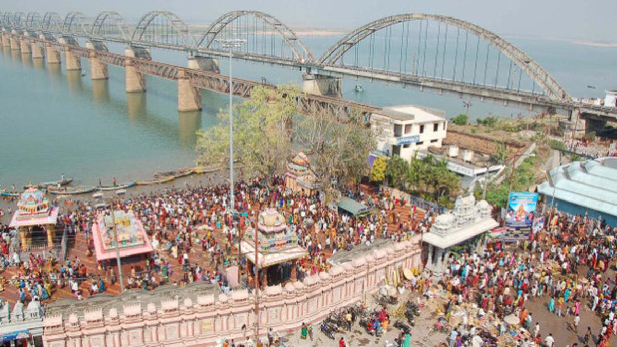 Thousands Take Holy Dip In Godavari On Mahashivrathri The Hindu