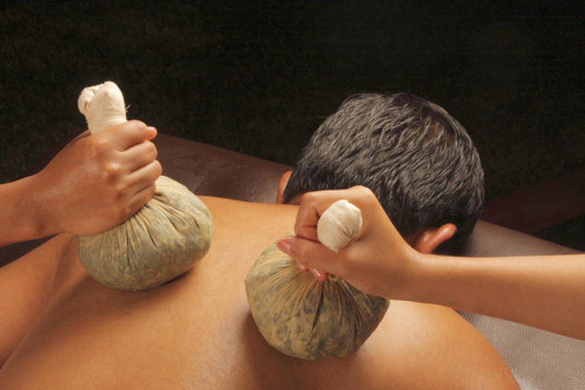 Pizhichil massage technique