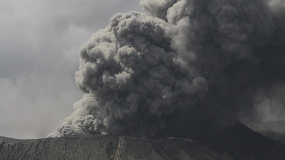 Indonesian volcano eruptions raise alert level - The Hindu