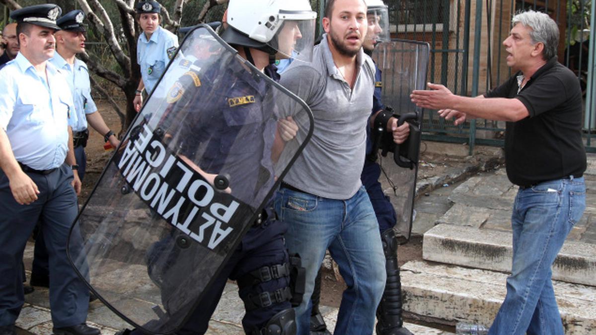 Greek police break up blockade of Acropolis