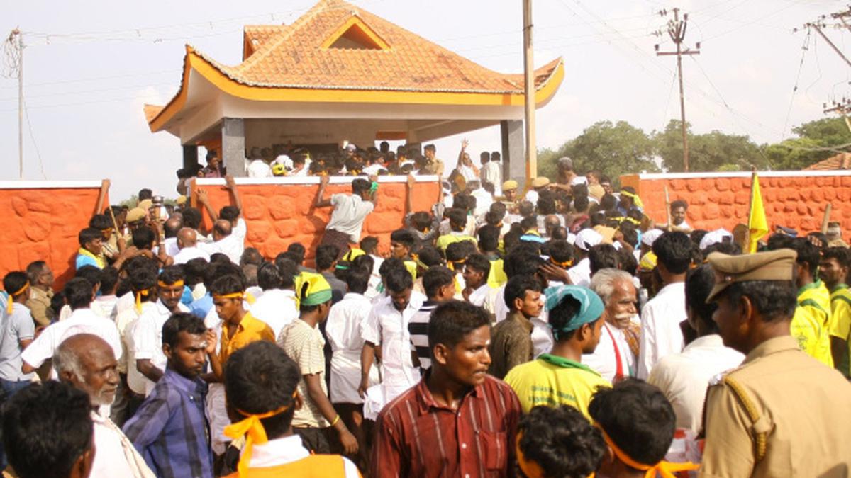 Thousands Pay Homage To Marudhu Brothers - The Hindu