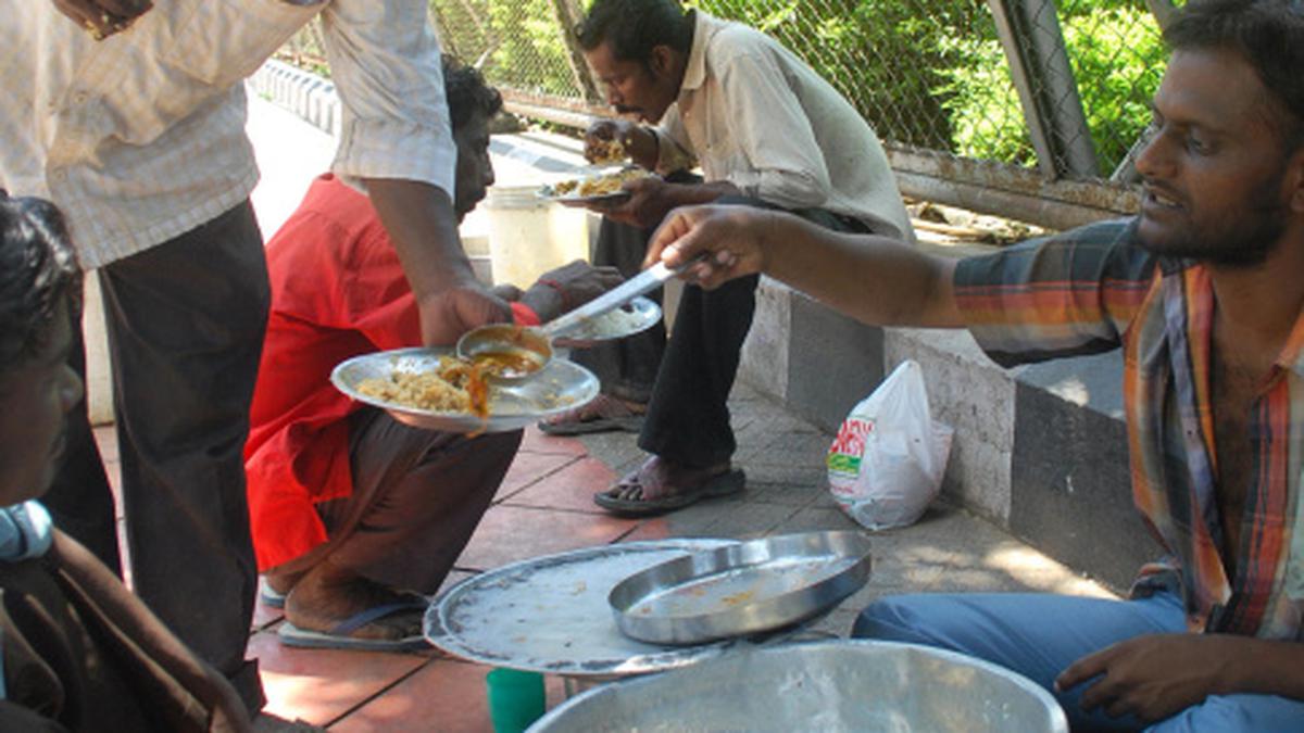 Labourers stop here for an affordable meal - The Hindu