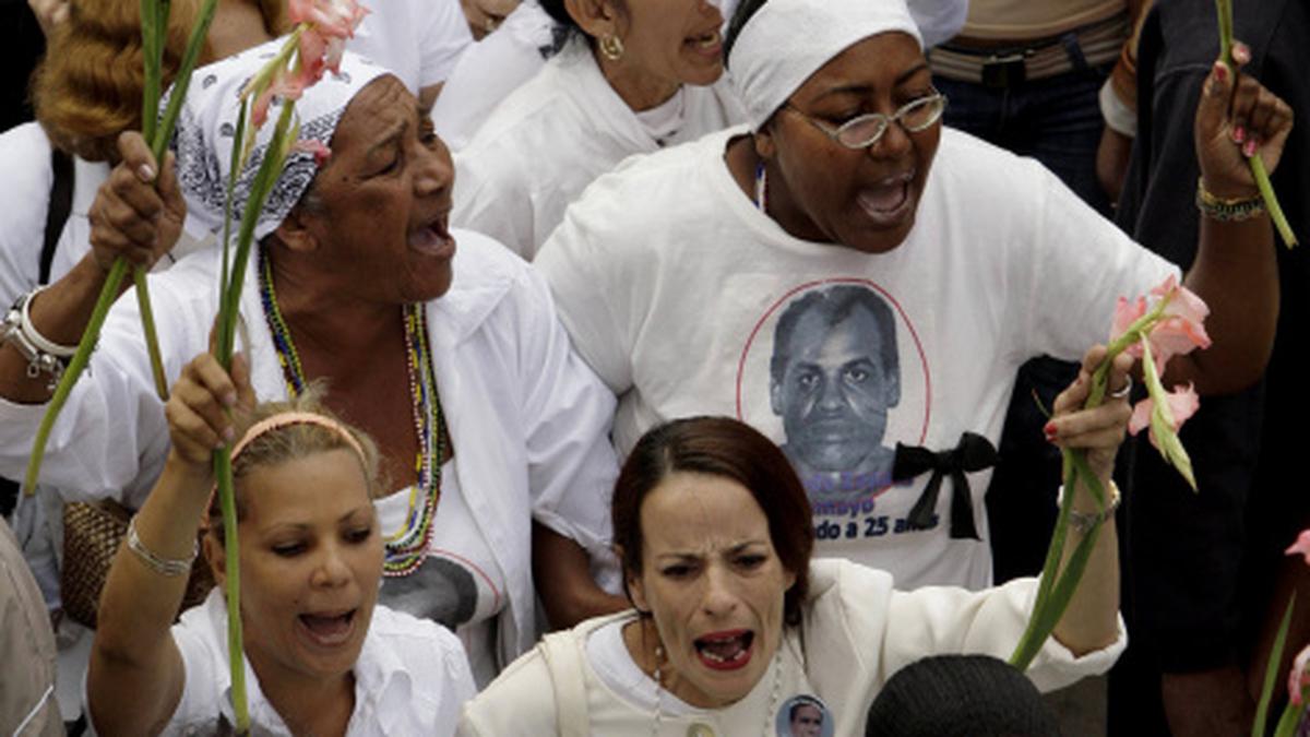 Govt. supporters heckle Cuban women in white - The Hindu