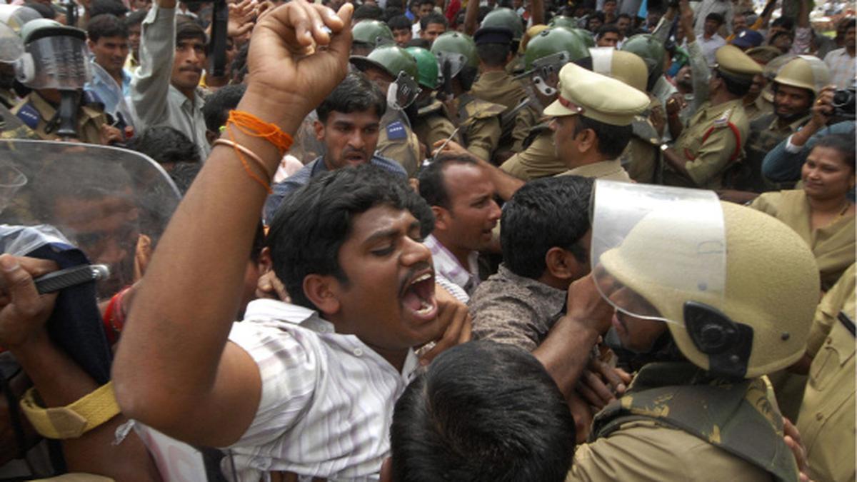 Telangana agitation intensifies, thousands protest on streets - The Hindu