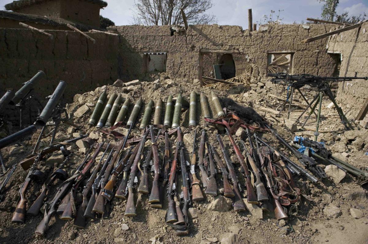 Какое оружие использовали террористы в крокусе. Оружие талибов в Афганистане. Трофеи талибов в Афганистане. Конфискованное оружие. Изъятое оружие.