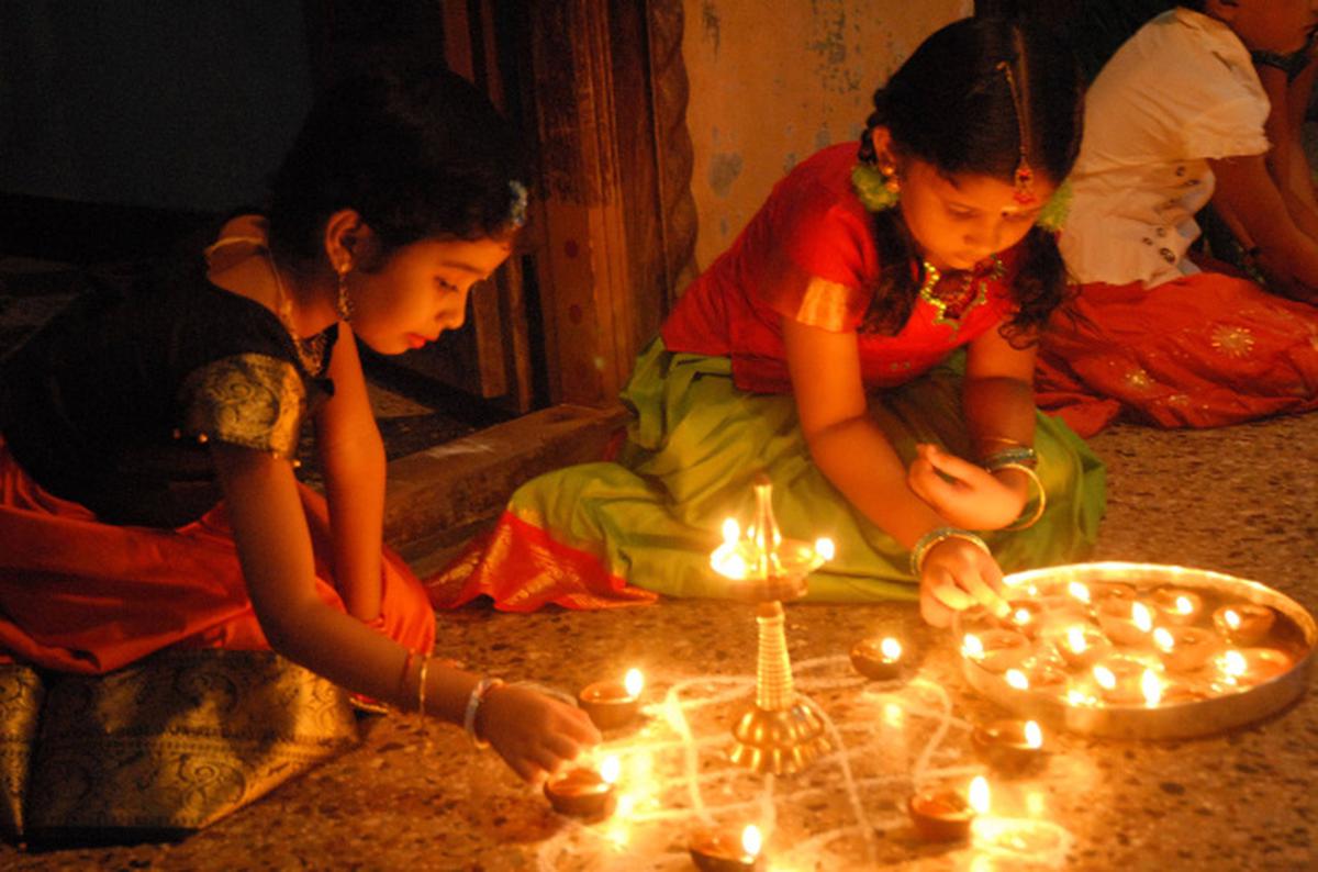 Lamps expo in Thanjavur for Karthigai Deepam - The Hindu