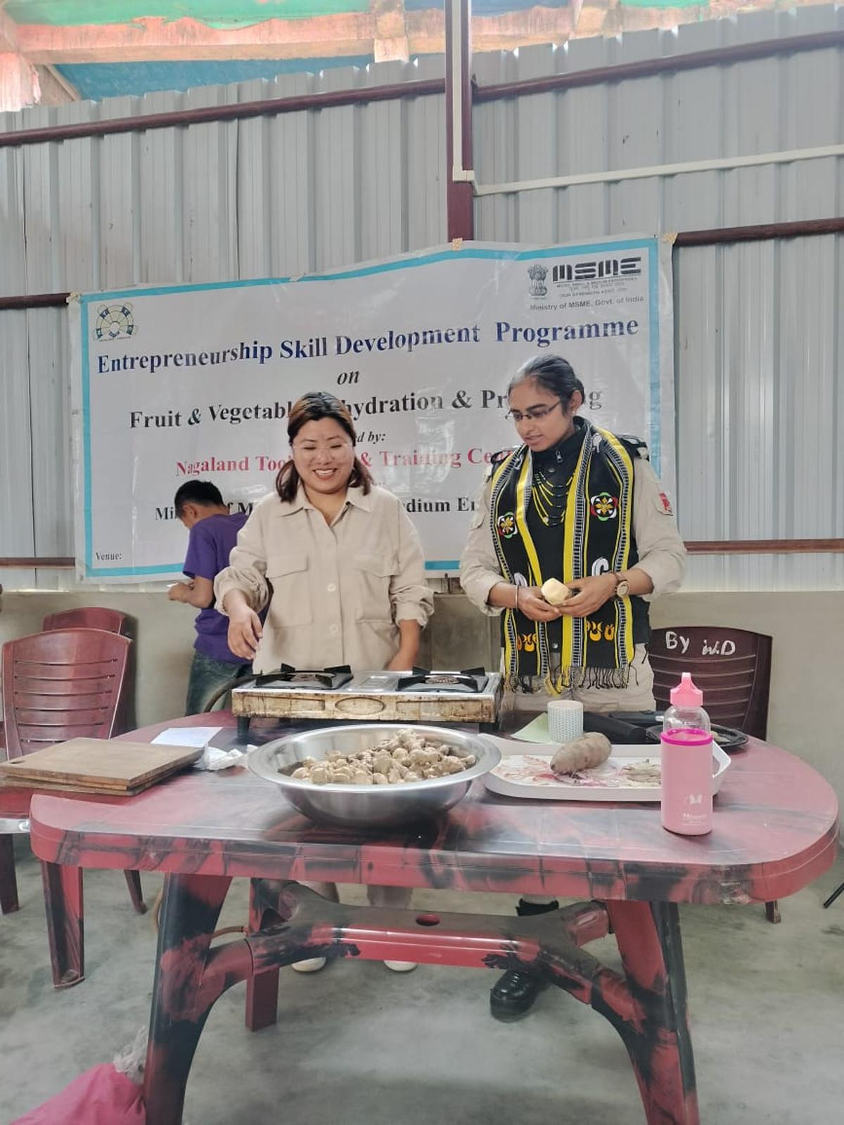 The head of the district police officer Pritpal Kaur (right) worked with members of the self-service organization to create the Phek flavor. The head of the district police officer Pritpal Kaur (right) worked with members of the self-service organization to create the Phek flavor.