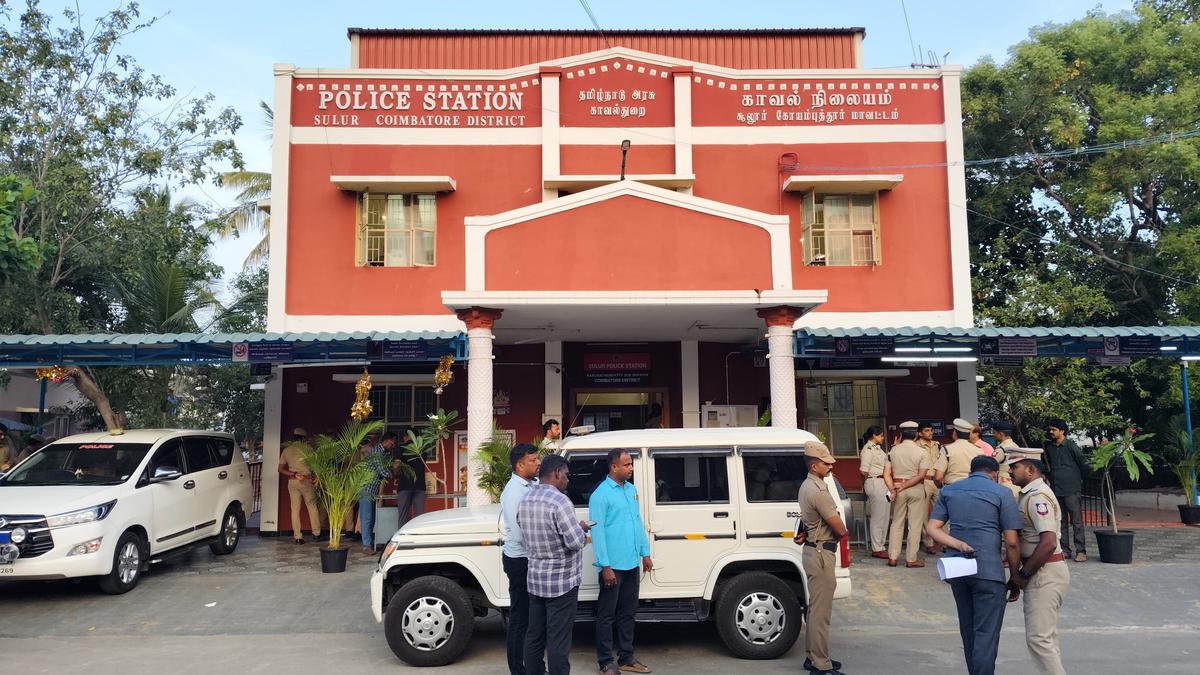 पुलिस महानिरीक्षक (पश्चिम क्षेत्र) आरवी राम्या भारती सहित वरिष्ठ पुलिस अधिकारी सुलूर पुलिस स्टेशन में डेरा डाले रहे क्योंकि विरोध प्रदर्शन शनिवार सुबह 5 बजे तक चला। फोटो: विशेष व्यवस्था