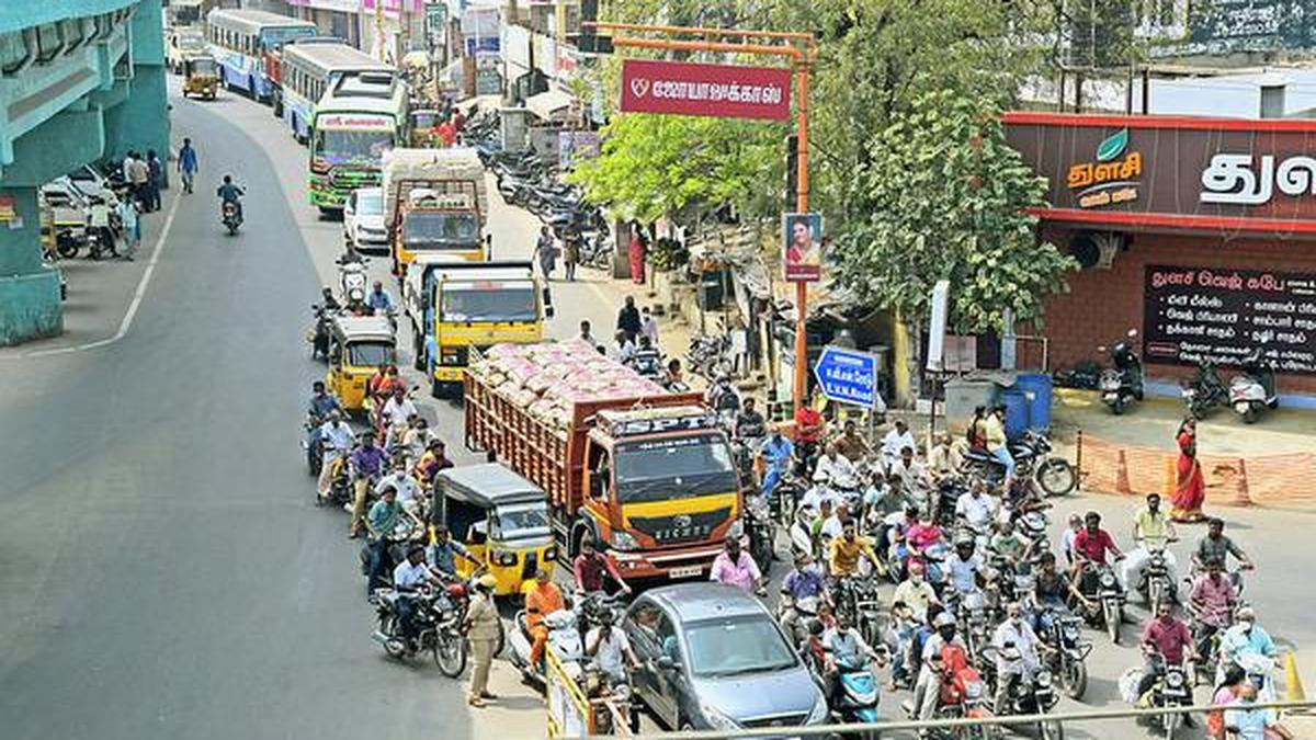 Traffic signals operational at GH roundabout in Erode The Hindu