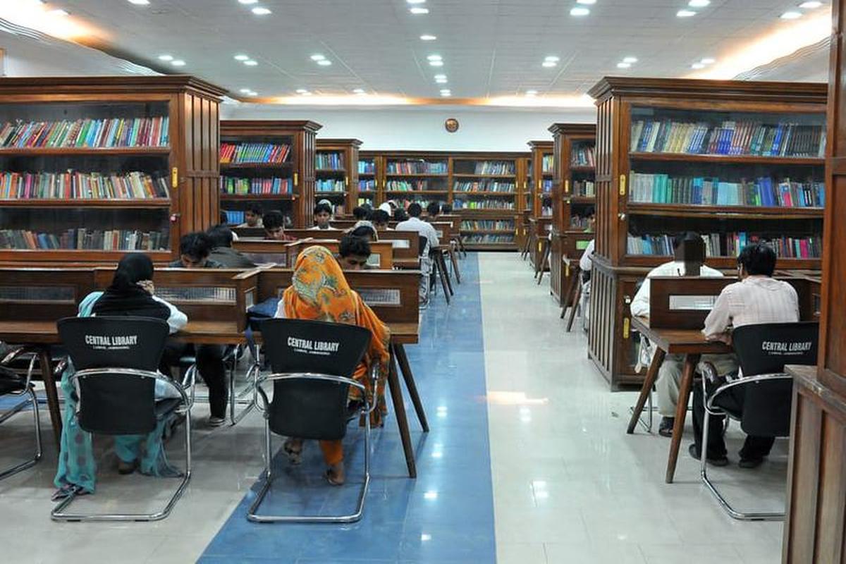 कश्मीर के कई छात्र 2002 से मेडिकल डिग्री हासिल करने के लिए पाकिस्तान जा रहे हैं, जब परवेज मुशर्रफ राष्ट्रपति थे।