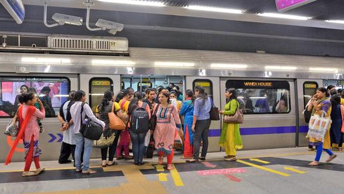 Women allowed to carry knives in Delhi Metro - The Hindu