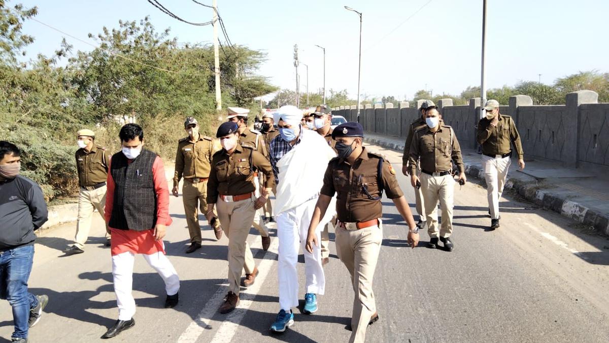 Farmers march live updates | Braving tear gas shells, water canons, farmers continue their fight against farms laws