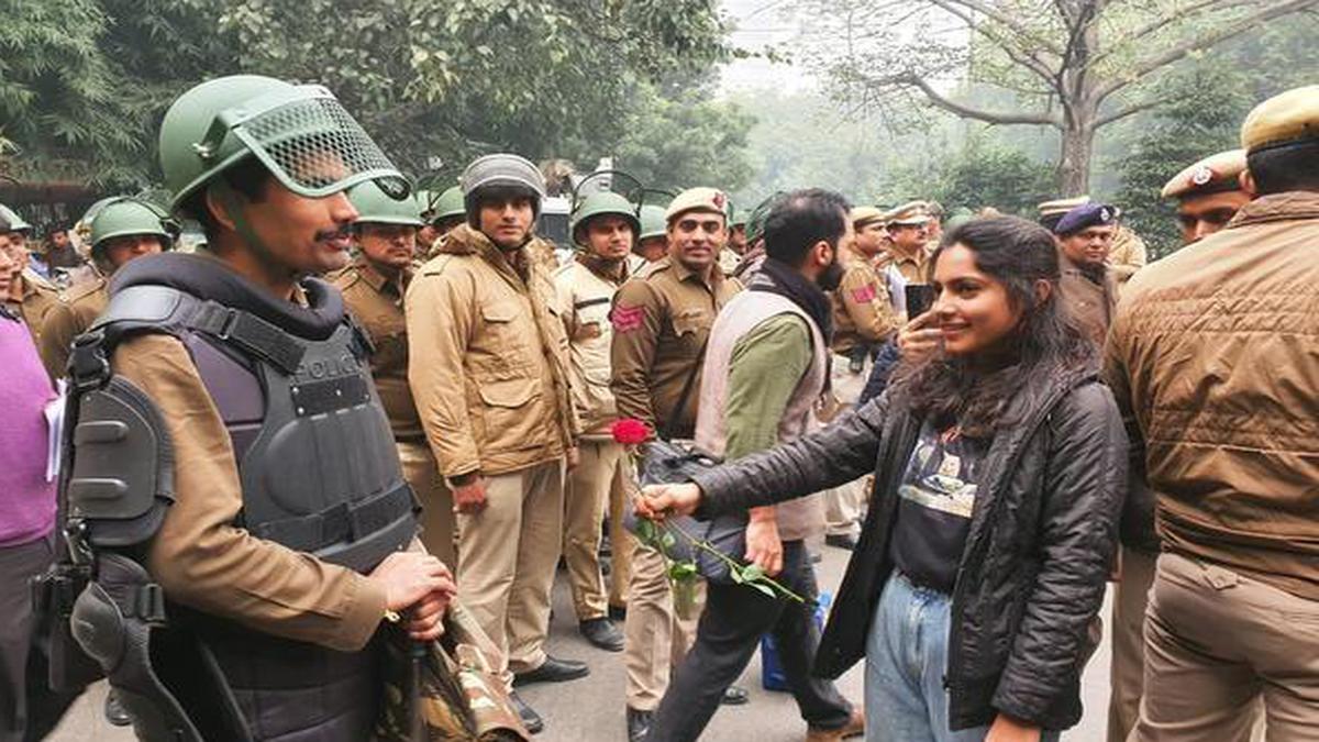 Anti-CAA protesters offer roses to security personnel at Delhi’s Jantar Mantar