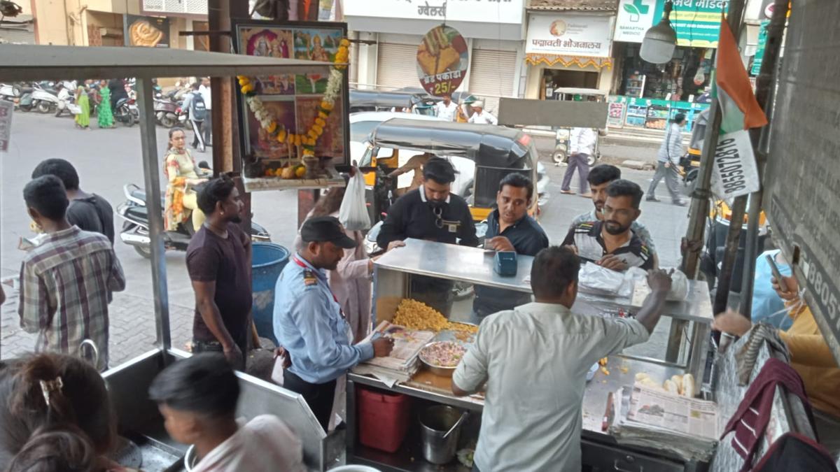 Fresh hike in commercial LPG price puts Mumbai eateries, tea stalls in a tight spot