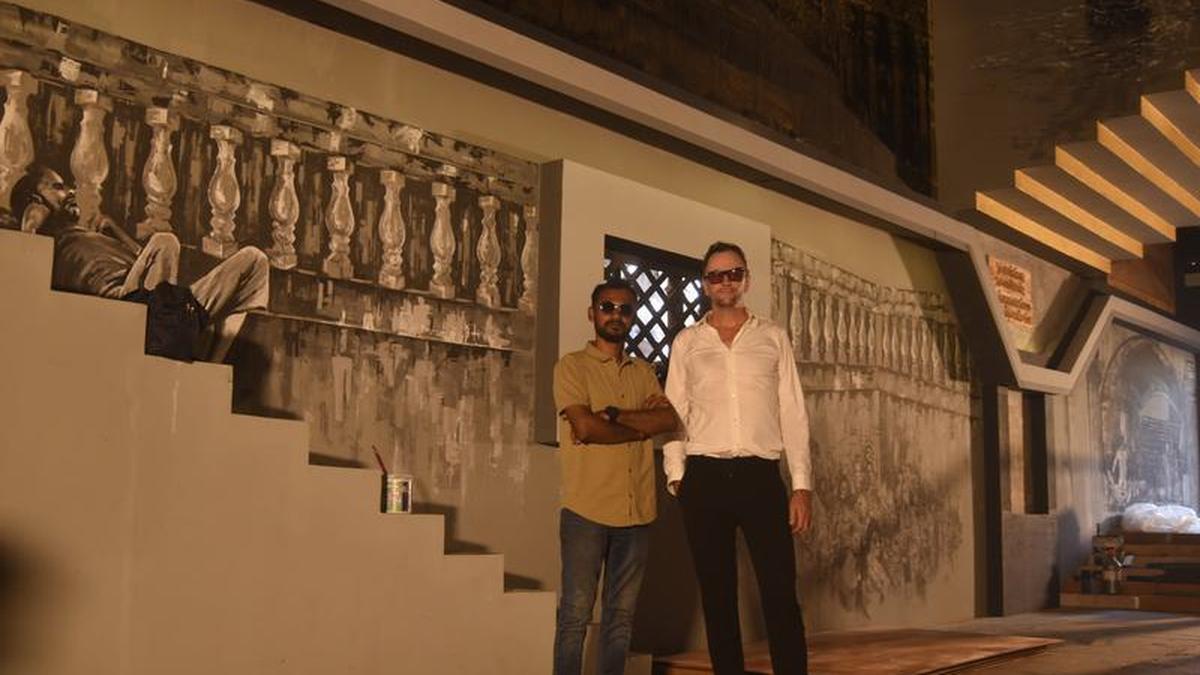 एक स्वर्ण श्रद्धांजलि: फ्रांसीसी-बंगाली कला सहयोग से कोलकाता के घाटों को दुर्गा पूजा पंडाल में जीवन में लाया गया