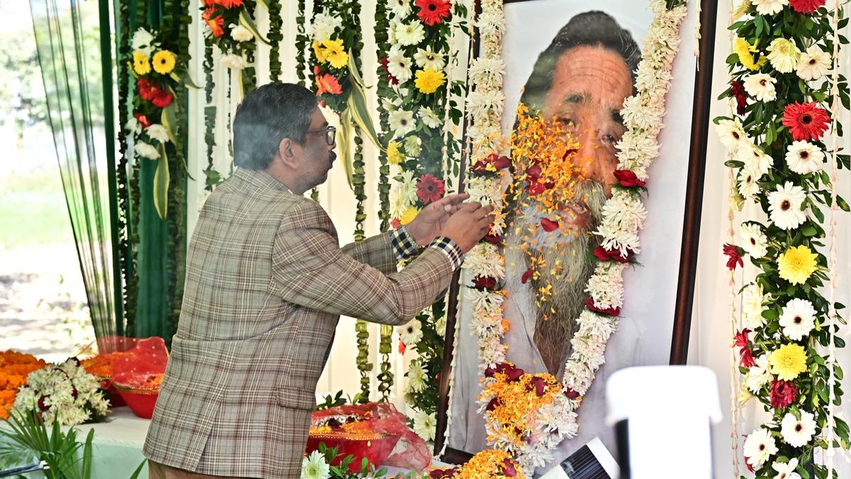 Hemant Soren cherishes memories of late Shibu Soren on 82nd birth anniversary