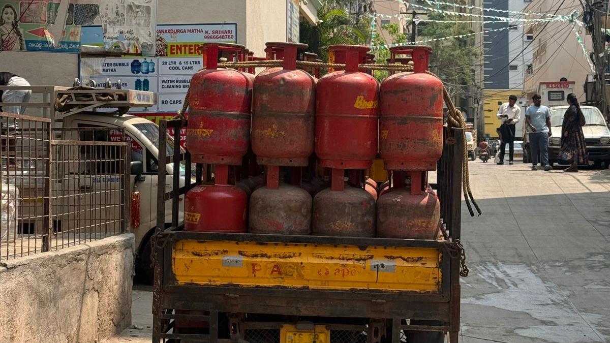 LPG shortage begins to hit Hyderabad’s PGs and hostels, owners fear disruption to meals