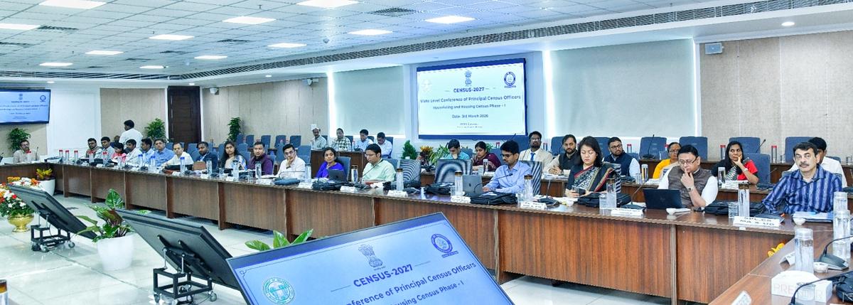 Esattori distrettuali, segretari di vari dipartimenti e alti funzionari in una riunione sul censimento-2027, presieduta dal segretario capo K. Ramakrishna Rao a Hyderabad il 3 marzo 2026