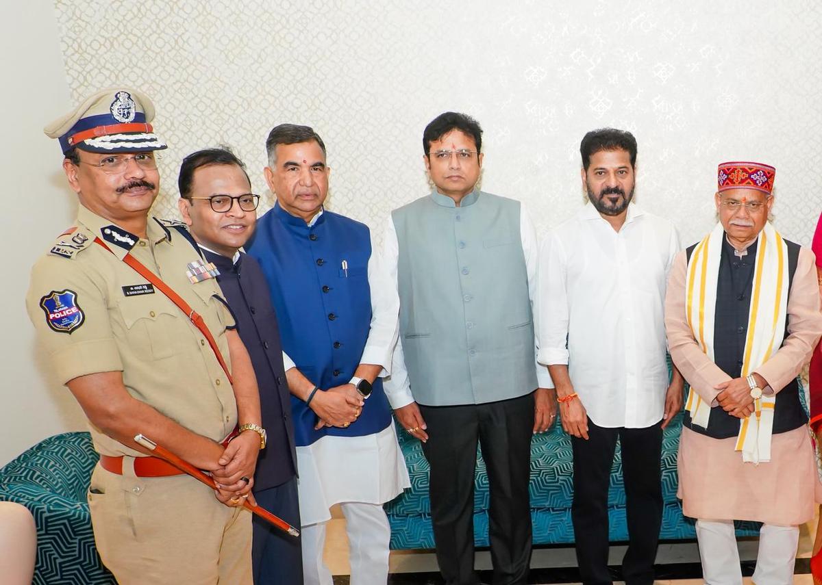 Il Primo Ministro A. Revanth Reddy, il Ministro dell'informatica e dell'industria D. Sridhar Babu insieme ad alti funzionari hanno ricevuto Shiv Pratap Shukla, il nuovo governatore di Telangana