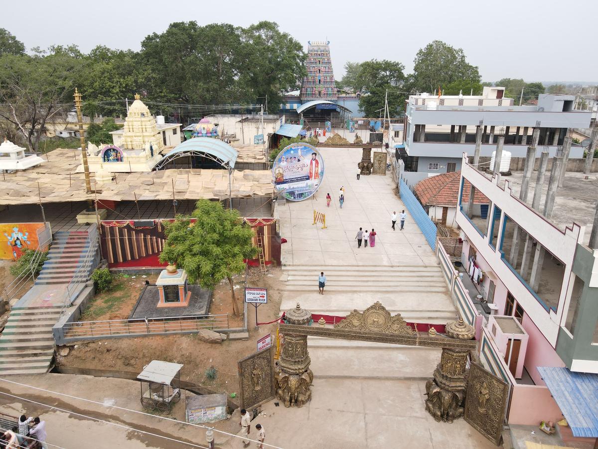 Aerial view of Sri Kaleshwara Sri Mukteshwara Swamy Temple starts on Thursday (May 15, 2025) for a 12-day Saraswati Pushkaralu. Aerial view of Sri Kaleshwara Sri Mukteshwara Swamy Temple starts on Thursday (May 15, 2025) for a 12-day Saraswati Pushkaralu.