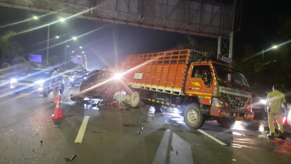Four injured after SUV crashes into stranded good carrier on Narsingi ORR