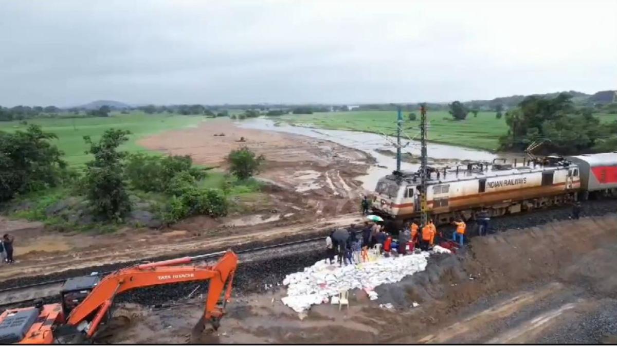 Railway track between Intekanna and Kesamudram restored, trains start running