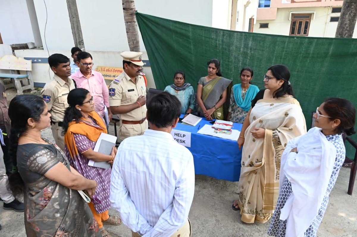 A observadora distrital de Nirmal, Ayesha Masrat Khanam, e o coletor distrital, Abhilasha Abhinav, inspecionaram um centro de recebimento de nomeações na quinta-feira