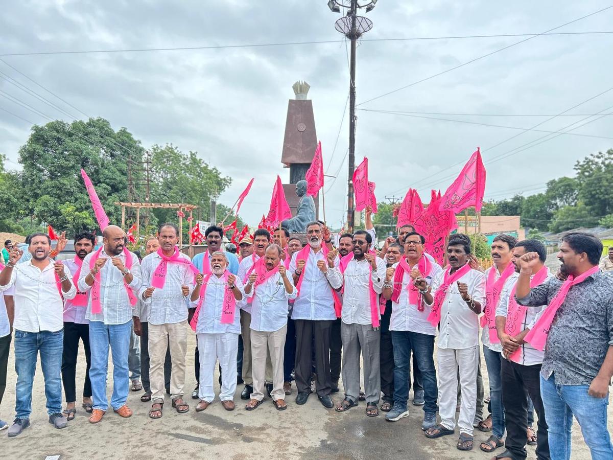 Members of the Telangana Boggu Gani Karmika Sangham (TBGKS) led by the union leaders staging a demonstration in Godavarikhani of Peddapalli district as part of the nationwide general strike on Wednesday (July 9, 2025). Members of the Telangana Boggu Gani Karmika Sangham (TBGKS) led by the union leaders staging a demonstration in Godavarikhani of Peddapalli district as part of the nationwide general strike on Wednesday (July 9, 2025).