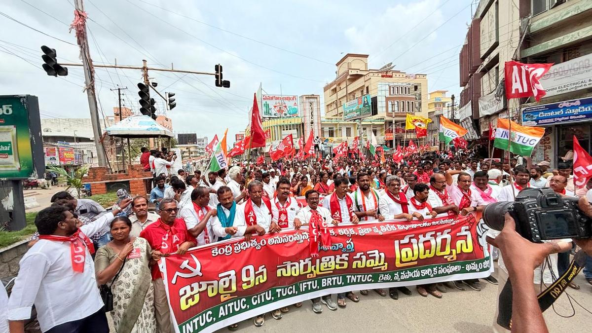 Telangana | Nationwide strike hits coal mining operations in SCCL; demonstrators demand repeal of Centre’s four labour codes