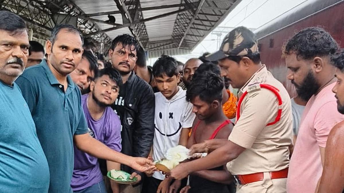 DGP lauds Mahabubabad police for providing relief to stranded railway passengers