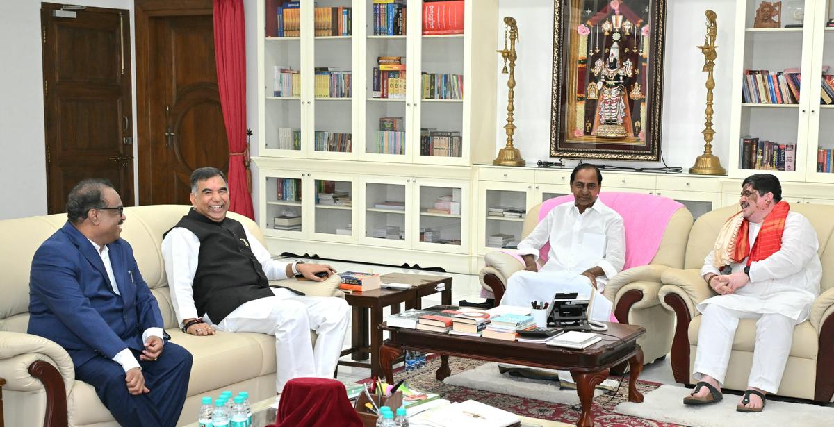 Transport Minster Ponnam Prabhakar along with Protocol Advisor Harkara Venugopal met with former Chief Minister and president of Bharat Rashtra Samithi (BRS) K. Chandrasekhar Rao at the latter’s farm house in Markook mandal in Siddipet, Telangana on Saturday (December 7, 2024).