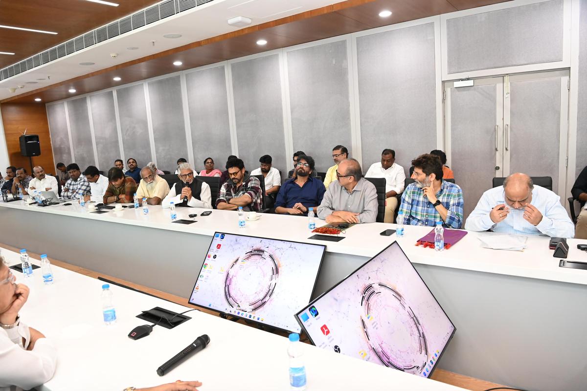 Actors from the Telugu film industry meet Telangana Chief Minister A. Revanth Reddy, Deputy Chief Minister Malu Bhatti Vikramarka and Cinematography Minister Komatireddy Venkat Reddy in Hyderabad on Thursday (December 26, 2024) morning. , director, producer, etc. 