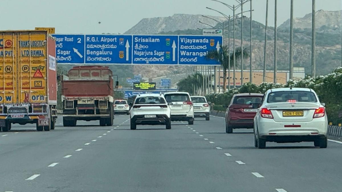 https://th-i.thgim.com/public/news/cities/Hyderabad/fwb05/article69717575.ece/alternates/LANDSCAPE_1200/Vehicles%20to%20airport.jpg