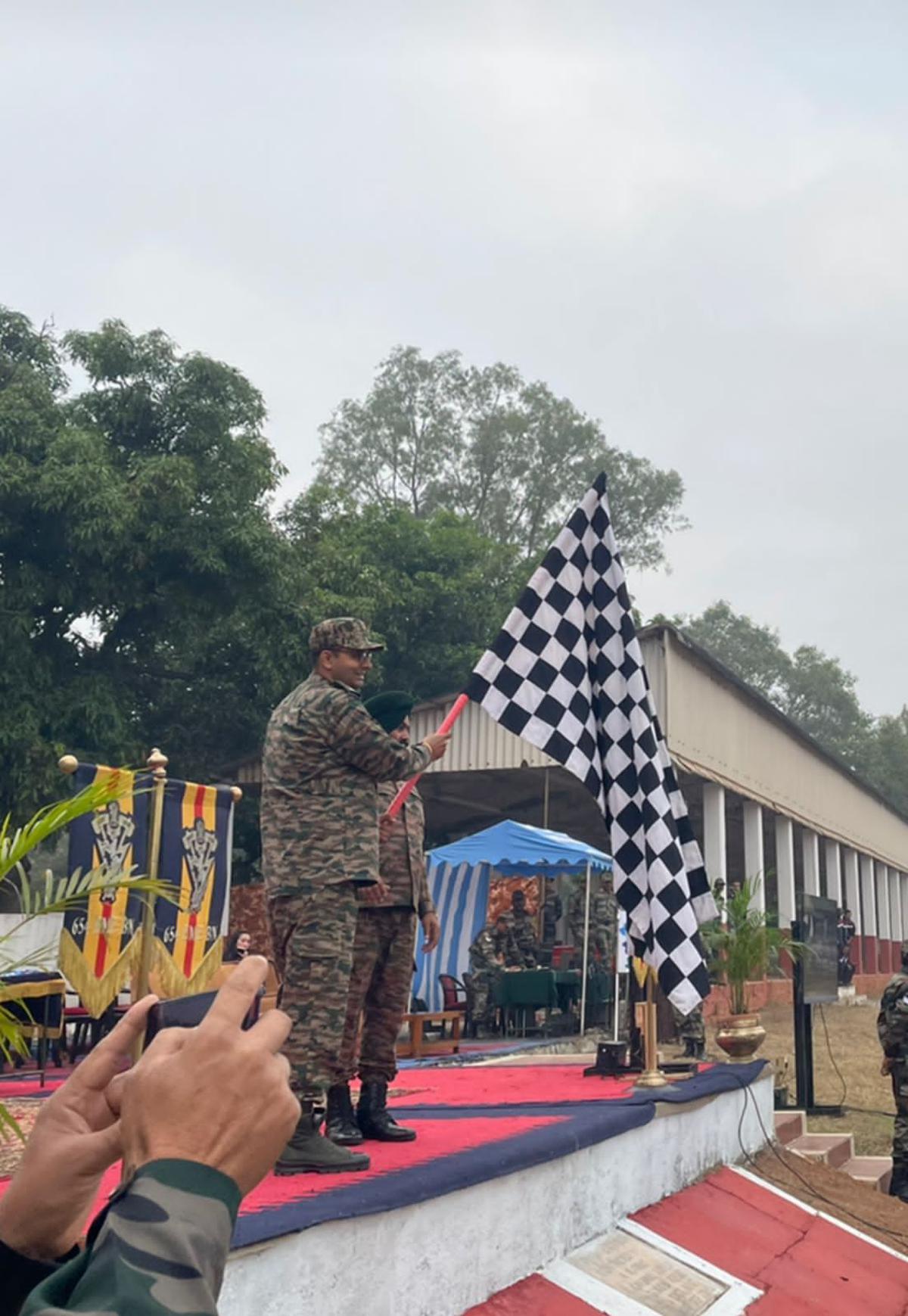 Colonel Amar Inder Singh Pannu flagging off the run in Hyderabad.