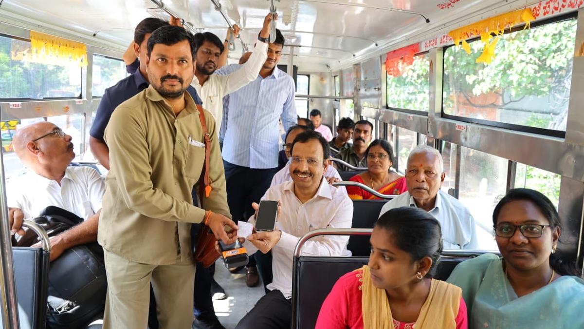 Sajjanar takes bus ride on last day as TGSRTC MD