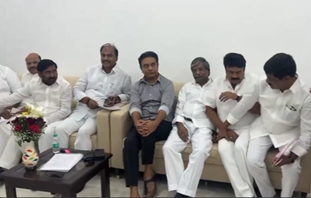 Gadwal MLA Bandla Krishnamohan Reddy met with Bharat Rashtra Samithi (BRS) working president K.T. Rama Rao at the BRSLP office in the State Assembly on Tuesday. Gadwal MLA Bandla Krishnamohan Reddy met with Bharat Rashtra Samithi (BRS) working president K.T. Rama Rao at the BRSLP office in the State Assembly on Tuesday.