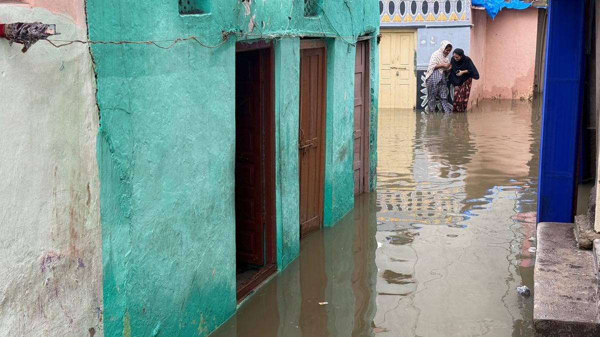 Floodwaters maroon low lying areas of Hyderabad as Musi overflows; residents say there was no prior announcement