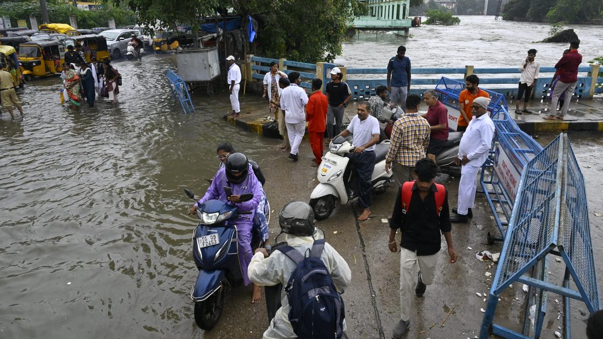 Musi river floods parts of Hyderabad; Kulsumpura, Chaderghat and Moosarambagh roads closed