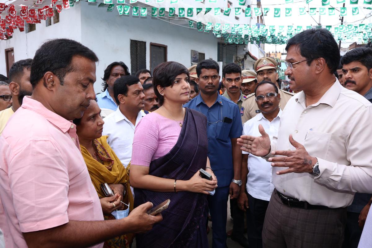 সোমবার আফজাল সাগরে হায়দরাবাদ দুর্যোগ প্রতিক্রিয়া ও সম্পদ সংরক্ষণ সংস্থা (হাইড্রা) চিফ এভি রাঙ্গানাথ এবং জেলা কালেক্টর ডি হরি চণ্ডনা।  সোমবার আফজাল সাগরে হায়দরাবাদ দুর্যোগ প্রতিক্রিয়া ও সম্পদ সংরক্ষণ সংস্থা (হাইড্রা) চিফ এভি রাঙ্গানাথ এবং জেলা কালেক্টর ডি হরি চণ্ডনা।