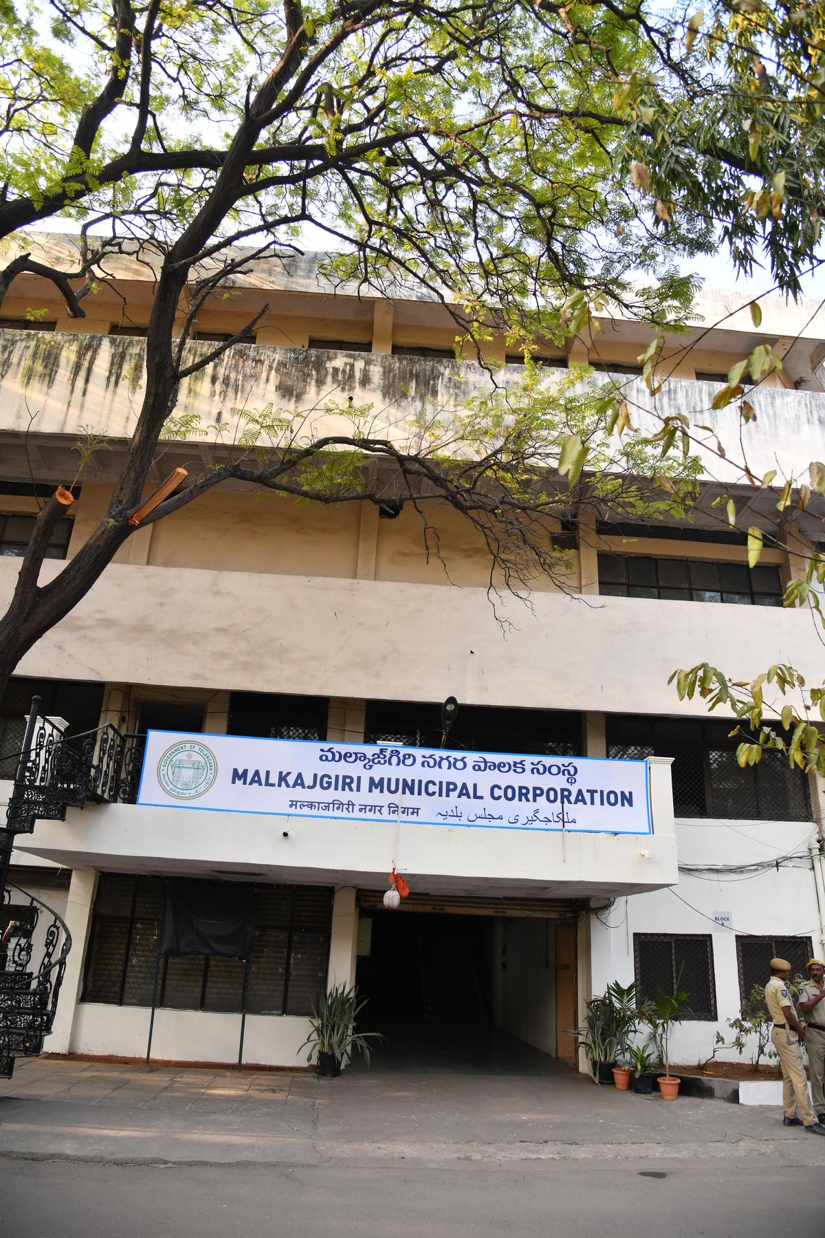 La sede centrale della Malkajgiri Municipal Corporation si trova nei locali dell'edificio HMDA, Tarnaka.